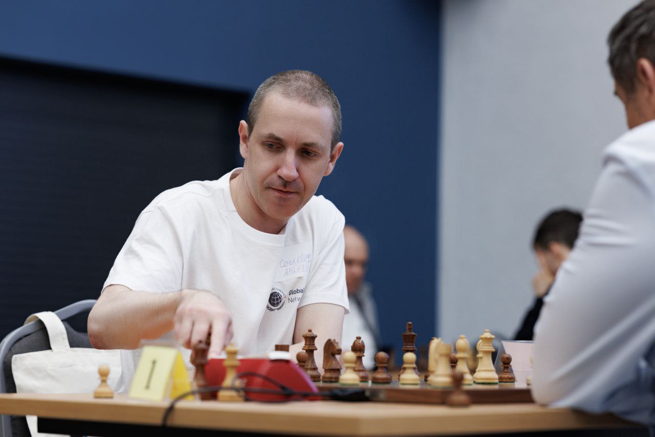 Cотрудник Cбера на шахматном турнире